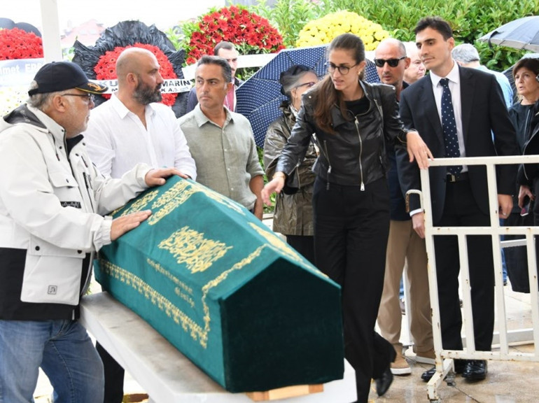 Sevenleri Halit Yukayı gözyaşlarıyla son yolculuğuna uğurladı