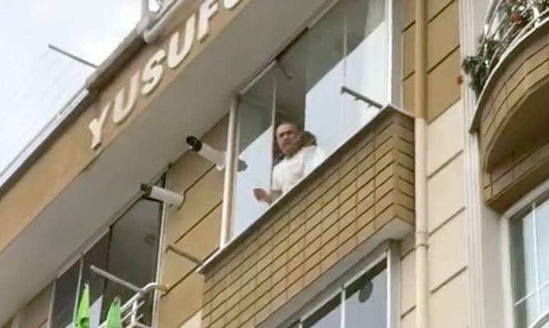 Balkondan çocuklara soğan atan kişi