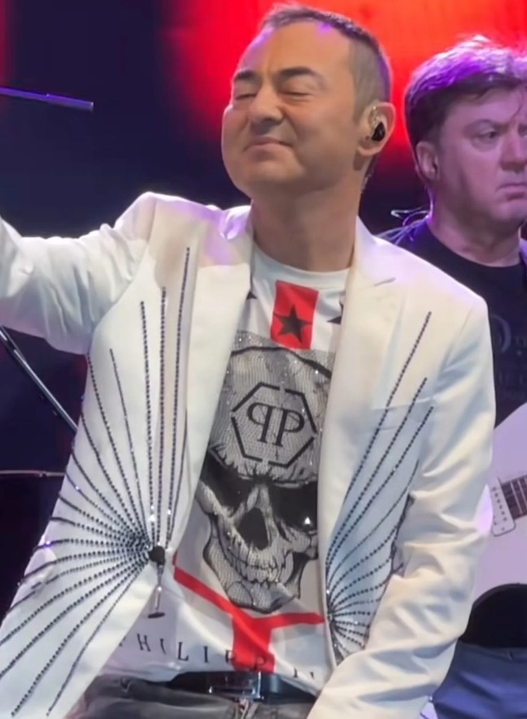 Serdar Ortaç sahnede şarkı sözlerini unuttu