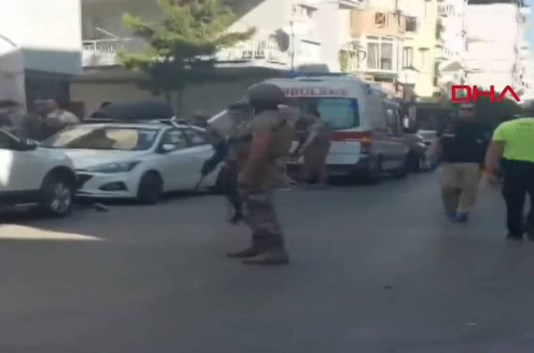 İzmirde polis merkezine silahlı saldırı: 2 polis şehit, 1 polis ağır yaralı