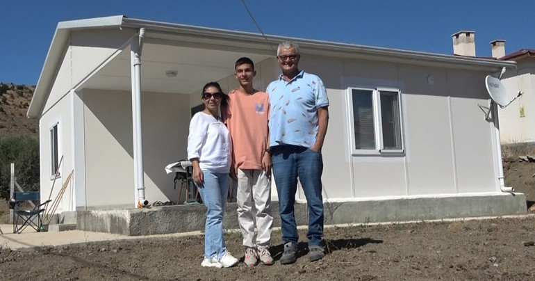 Bir dönemin efsane ismi Sivasa köyüne döndü Baba ocağına prefabrik ev yaptırdı...