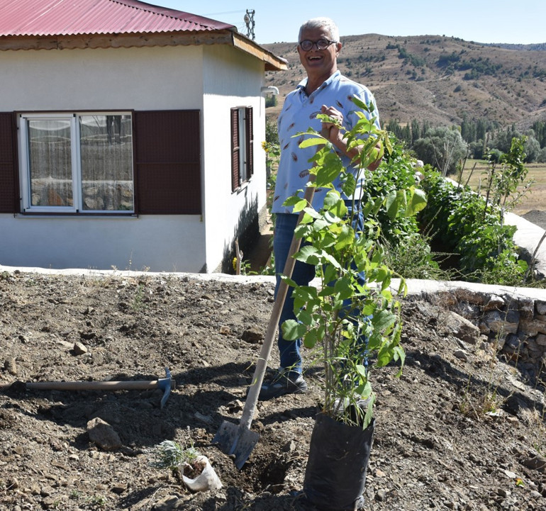 Bir dönemin efsane ismi Sivasa köyüne döndü Baba ocağına prefabrik ev yaptırdı...