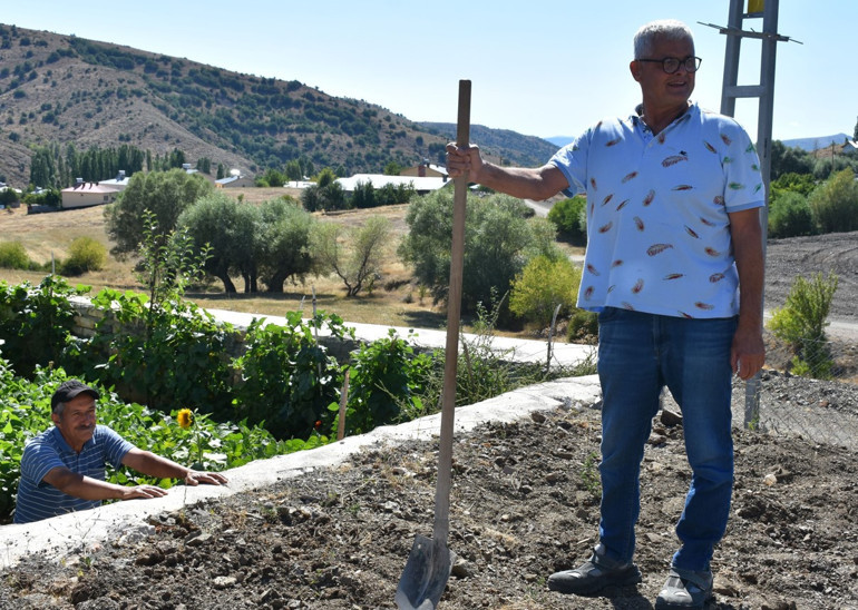 Bir dönemin efsane ismi Sivasa köyüne döndü Baba ocağına prefabrik ev yaptırdı...