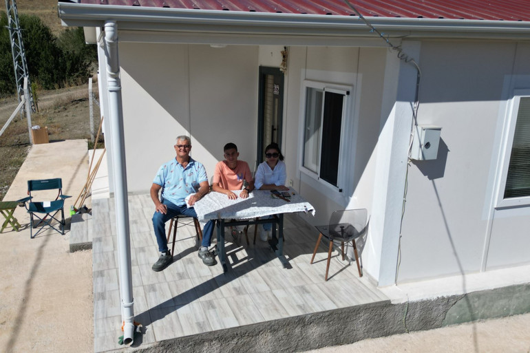 Bir dönemin efsane ismi Sivasa köyüne döndü Baba ocağına prefabrik ev yaptırdı...