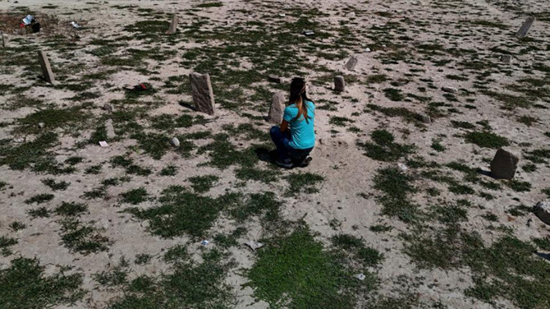 Baraj gölünden mezarlık fışkırdı Vatandaş dua etmek için akın etti