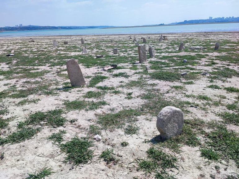 Baraj gölünden mezarlık fışkırdı Vatandaş dua etmek için akın etti