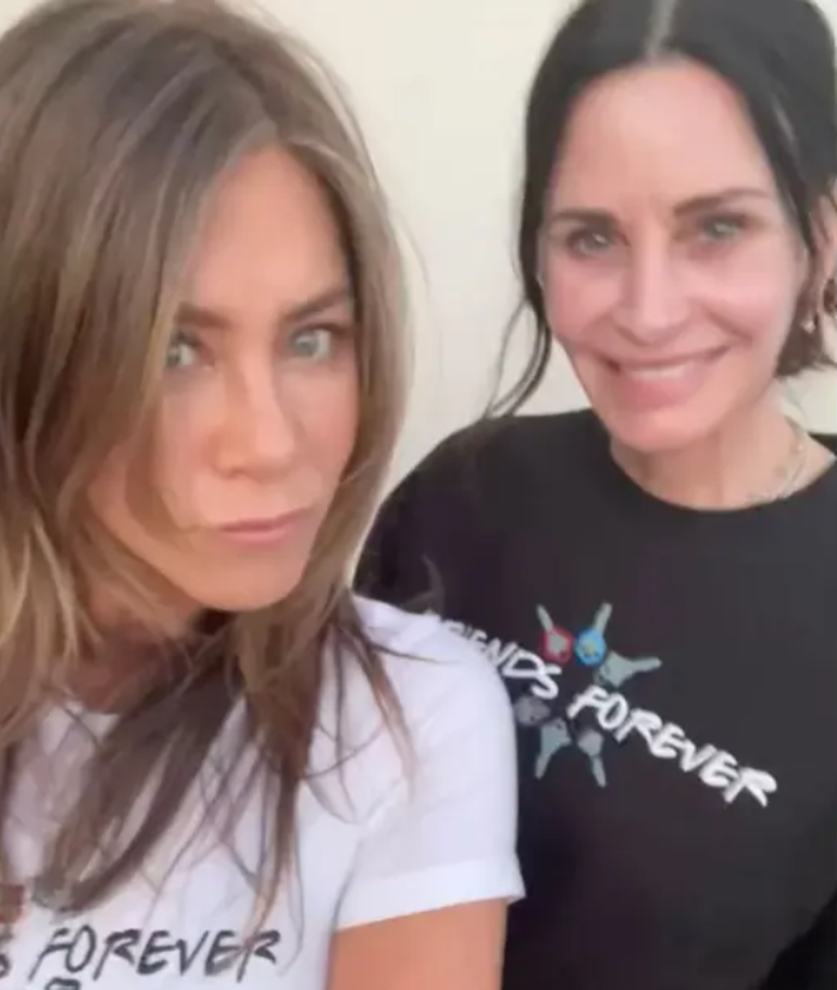 Onların dostluğu gibisi yok… 30 yıldır hiç ayrılmadılar… Arkadaşının saçını bile kendisi yapıyor