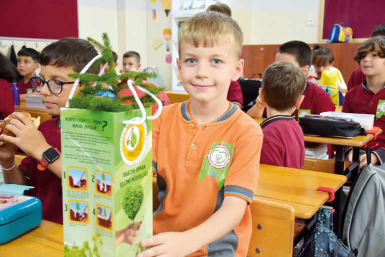 Okullar yeniliklerle başladı... 18 milyon ders başı yaptı... İlk ders: Yeşil Vatan