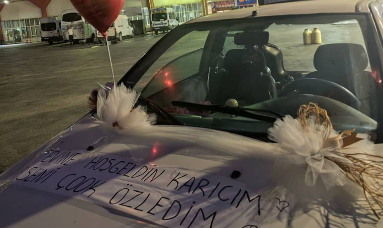 Eşine otogarda sürpriz yaptı