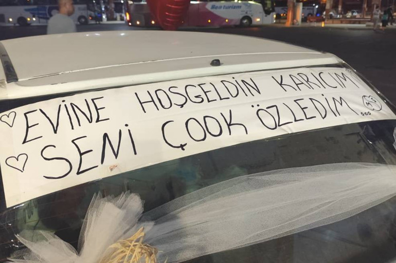 Eşine otogarda sürpriz yaptı