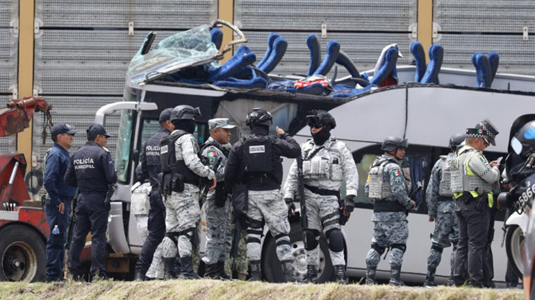 Meksikada tren ve yolcu otobüsü çarpıştı