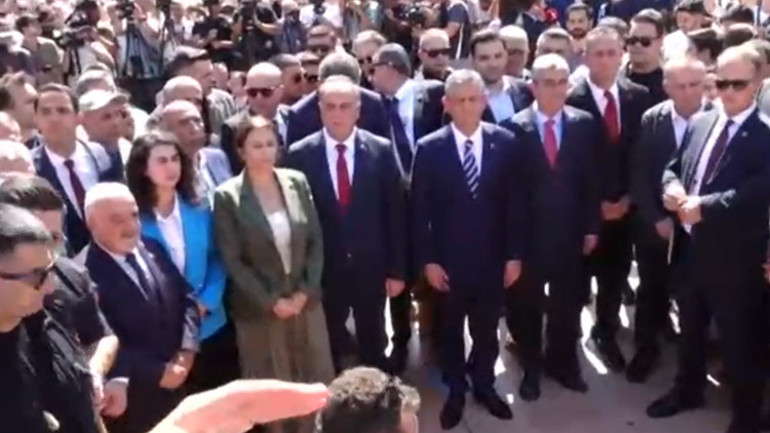 Taksimdeki CHP töreninde dikkat çeken an Özgür Çelik var, Gürsel Tekin yok