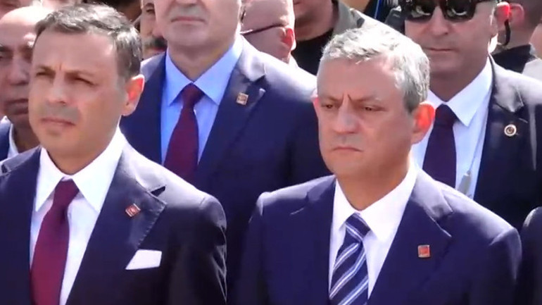 Taksimdeki CHP töreninde dikkat çeken an Özgür Çelik var, Gürsel Tekin yok