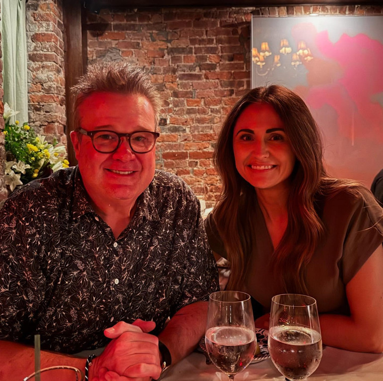 Eric ‍Stonestreet and Lindsay ⁢Schweitzer