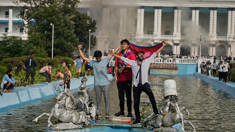 Nepalde 19 kişinin ölümüyle sonuçlanan protestoların ardından Başbakan istifa etti: Başkent Katmanduda kargaşa