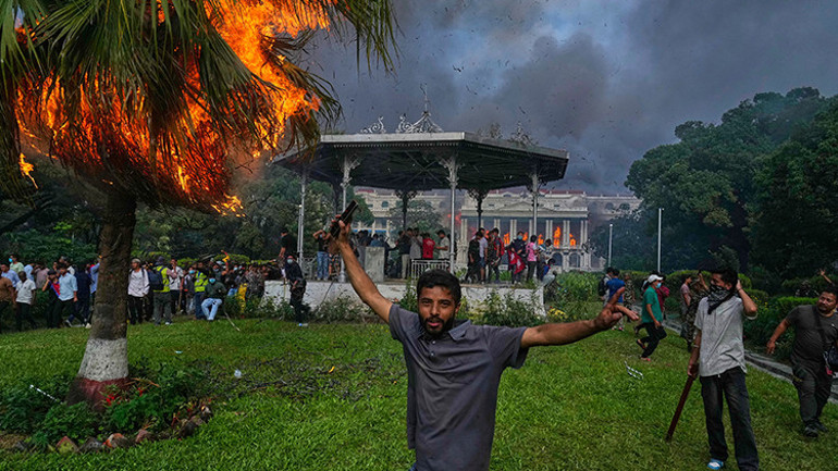 Nepalde 19 kişinin ölümüyle sonuçlanan protestoların ardından Başbakan istifa etti: Başkent Katmanduda kargaşa