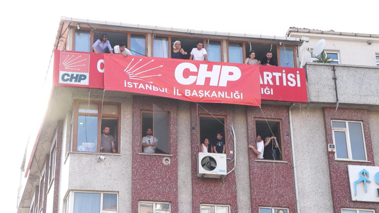Taksimdeki CHP töreninde dikkat çeken an Özgür Çelik var, Gürsel Tekin yok
