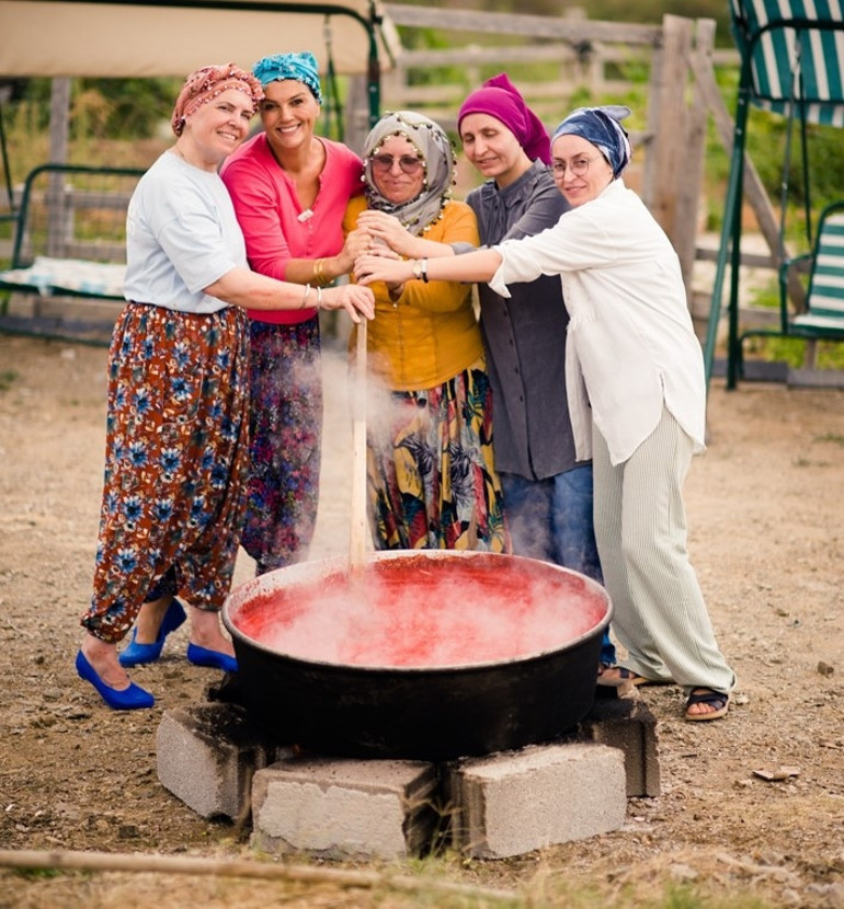 Ünlü oyuncu kışlık hazırlığında... Salça kaynatıp, yufka açtı