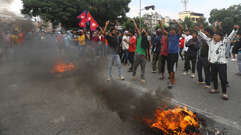 Nepalde ordu sokağa indi: Protestolar sürüyor