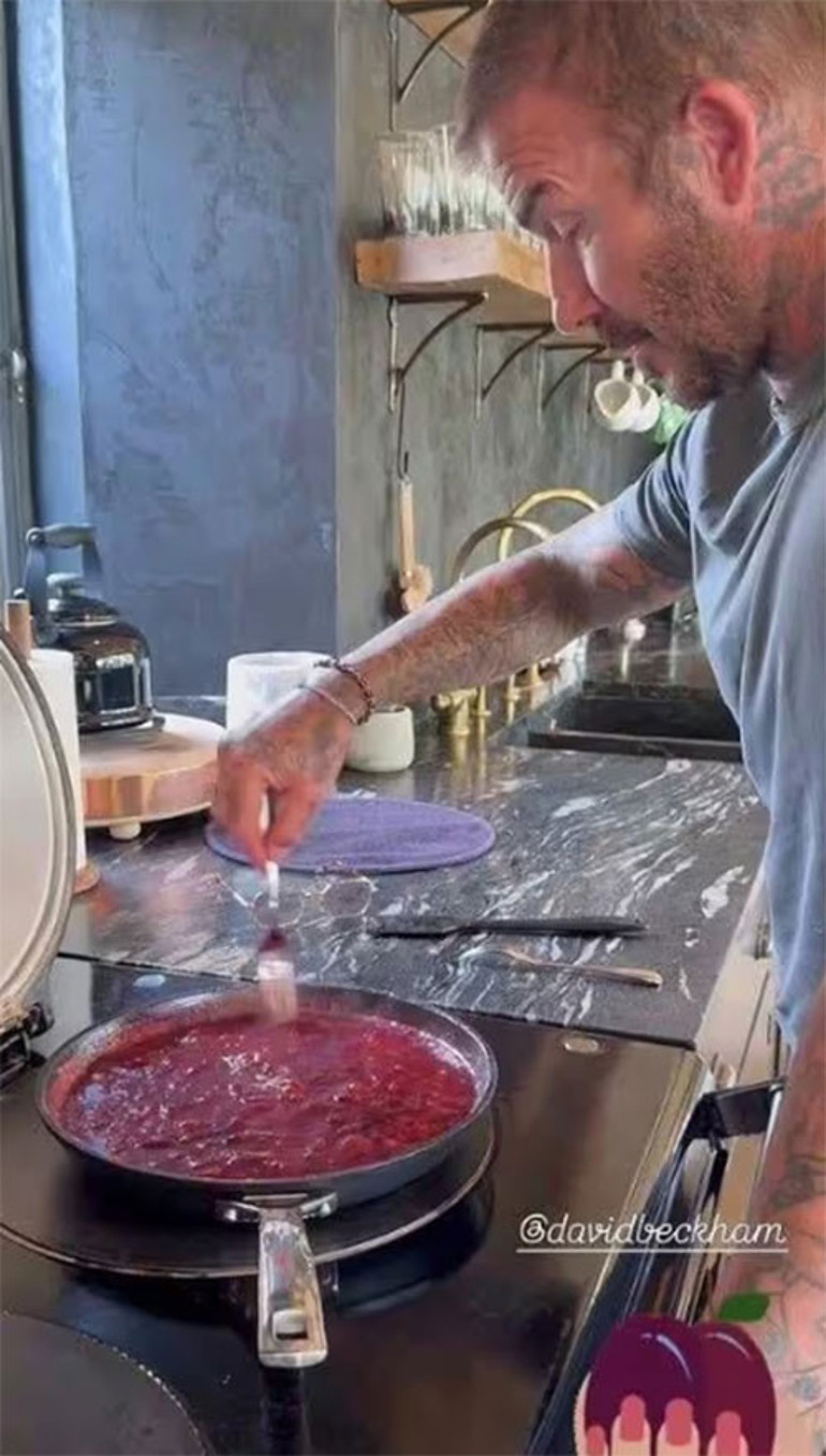 Ne aile kavgası ne yitip giden evladı... Bütün dertleri bir kenara koydu... Mutfağa girip reçel kaynatıyor