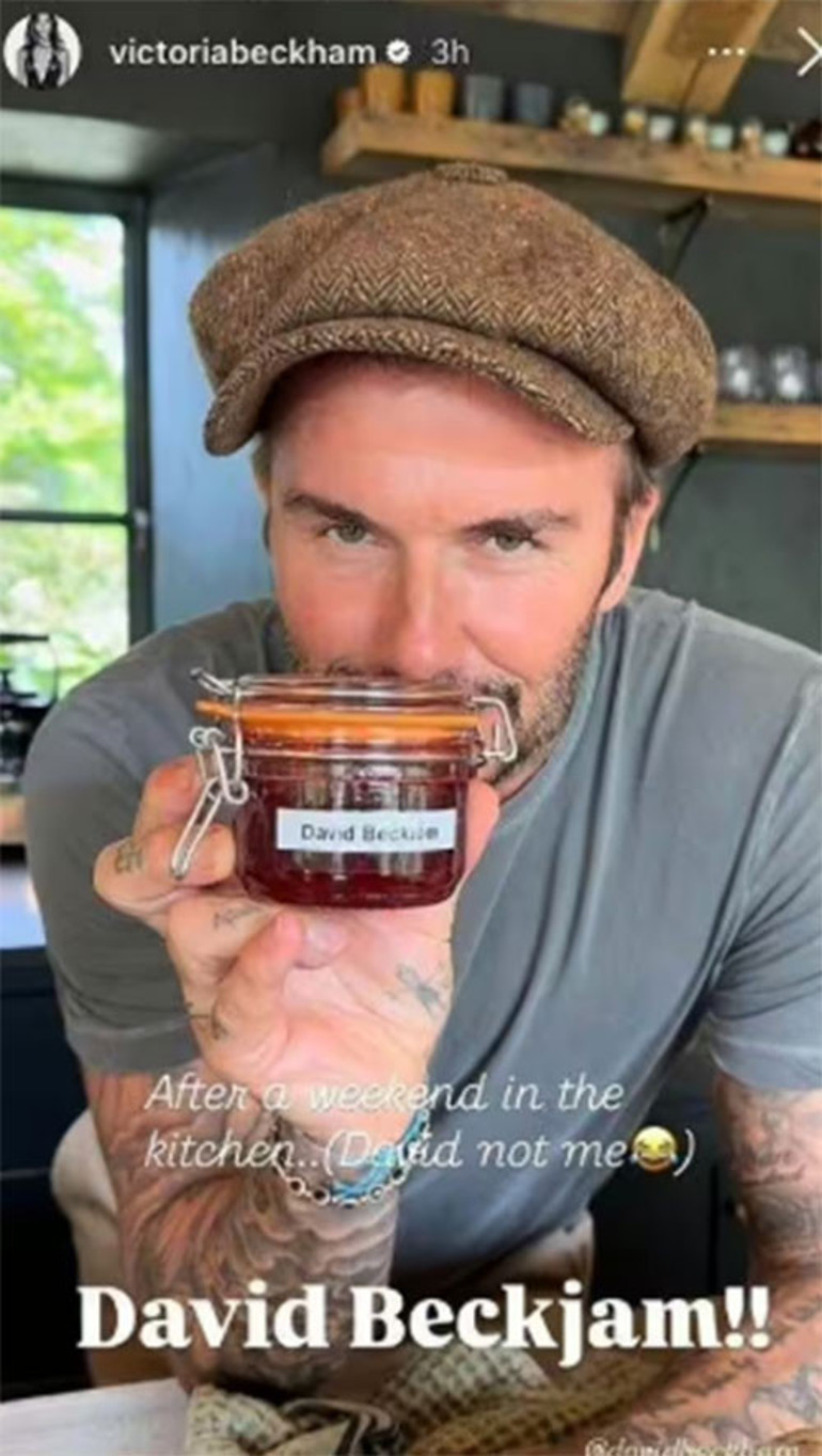 Ne aile kavgası ne yitip giden evladı... Bütün dertleri bir kenara koydu... Mutfağa girip reçel kaynatıyor