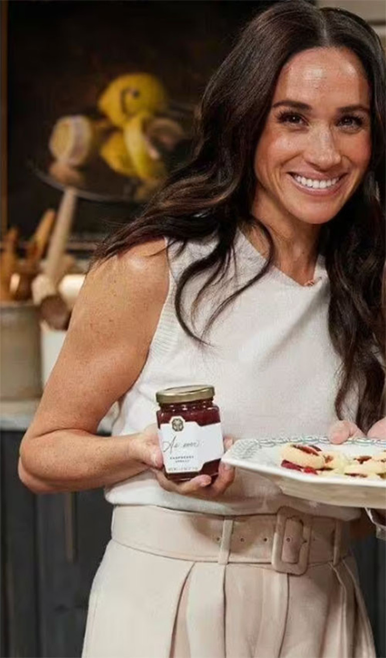 Ne aile kavgası ne yitip giden evladı... Bütün dertleri bir kenara koydu... Mutfağa girip reçel kaynatıyor