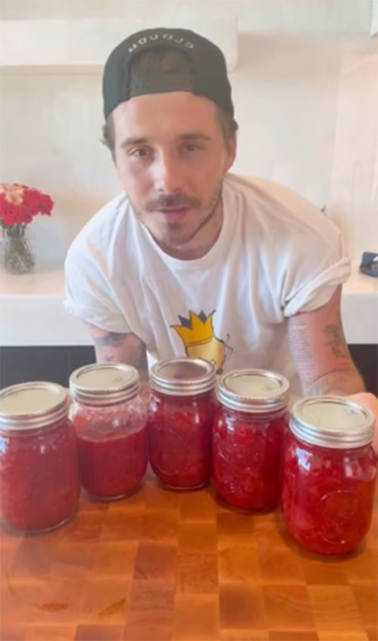 Ne aile kavgası ne yitip giden evladı... Bütün dertleri bir kenara koydu... Mutfağa girip reçel kaynatıyor