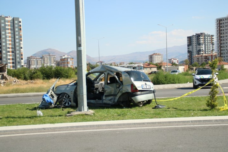 Feci kazada 2 kişi hayatını kaybetti, 3 yaralı var