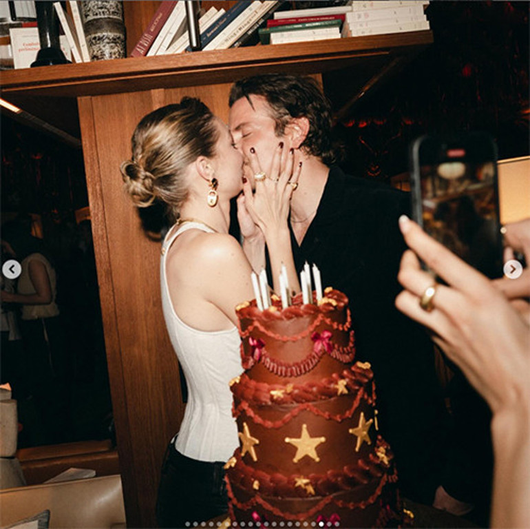 Meğer korkağın biriyle sevgili olmuş... Kızının annesiyle bile evlenmedi... Sen daha çok beklersin nikah masası görmeyi