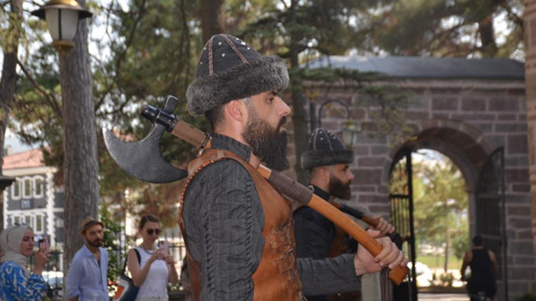 Bu ilçenin nüfusu bir günde yüzde 2500 artıyor: Birçok ülkeden ziyaretçi geliyor