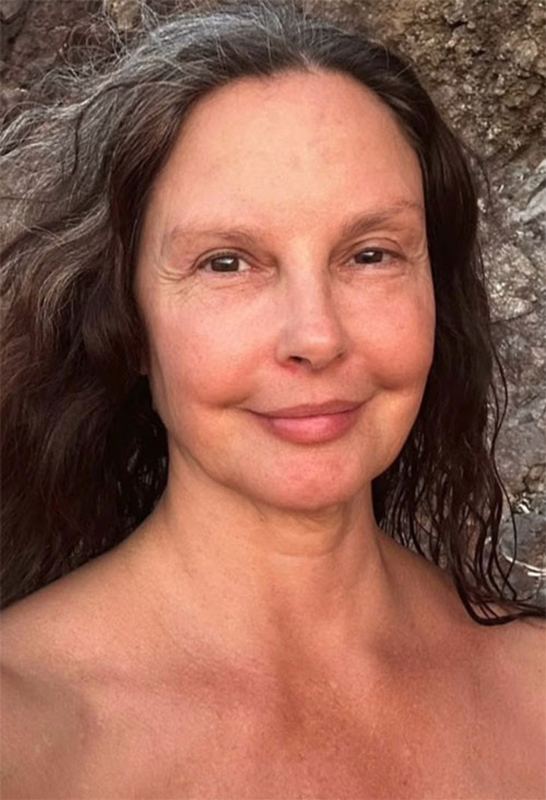 Tecavüze uğrayıp hamile kaldı... Annesi kollarında öldü... Acı çemberinden geçen oyuncu ak düşmüş saçlarıyla hiç yaşamadığı çocukluğunun neşesini arıyor