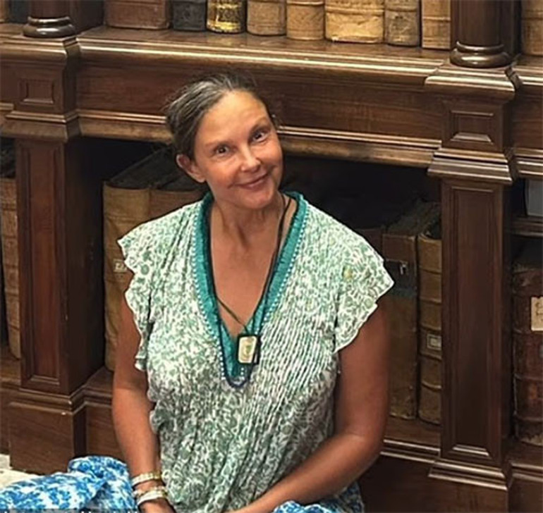 Tecavüze uğrayıp hamile kaldı... Annesi kollarında öldü... Acı çemberinden geçen oyuncu ak düşmüş saçlarıyla hiç yaşamadığı çocukluğunun neşesini arıyor