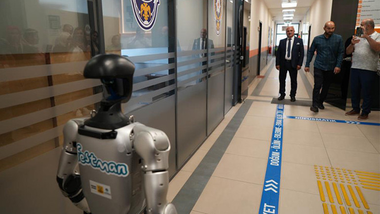 İnsansı robot Festman nüfusa kaydettirildi