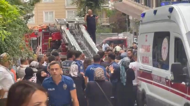Küçükçekmecede 5 katlı binada yangın 1 kişi hayatını kaybetti