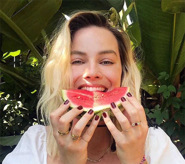 Gelsin kızarmış patatesler, gitsin hamburgerler... Yine de o elbisenin içine böyle sığmış