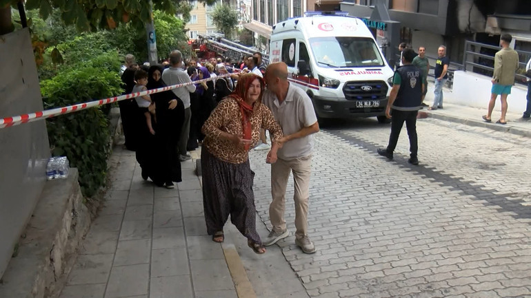 Küçükçekmecede 5 katlı binada yangın 1 kişi hayatını kaybetti