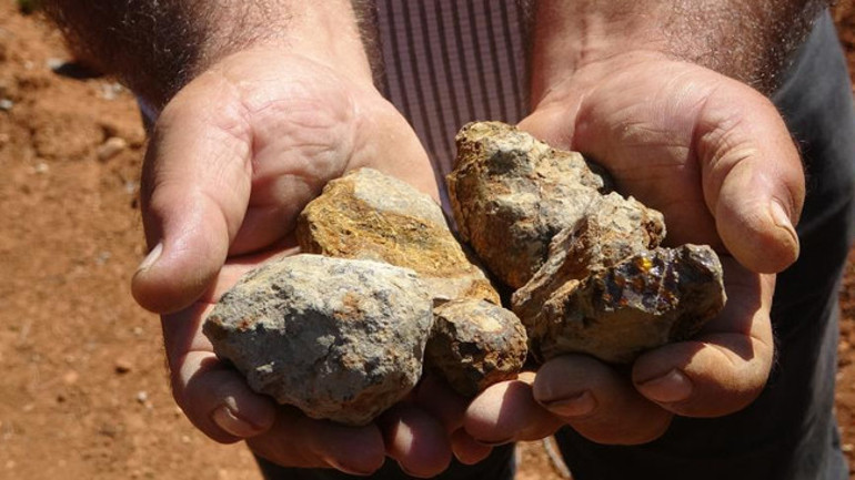 Compite con el oro por gramo. Se extrae del suelo seleccionándolo uno a uno: es muy difícil de detectar en la naturaleza.