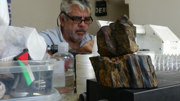 Compite con el oro por gramo. Se extrae del suelo seleccionándolo uno a uno: es muy difícil de detectar en la naturaleza.