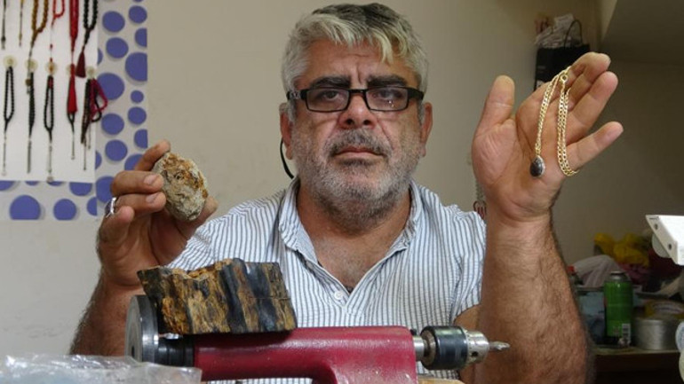 Compite con el oro por gramo. Se extrae del suelo seleccionándolo uno a uno: es muy difícil de detectar en la naturaleza.