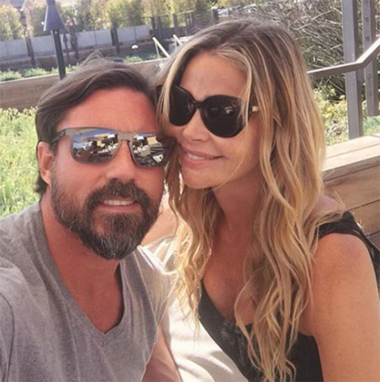 Ünlü çiftin milyonluk evinin haline bakın Elbiseler güve yuvası, yerler pislik içinde... Bir de karısından nafaka istiyor