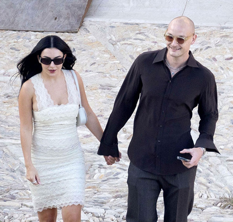 Ünlü şarkıcı müzisyen kocasıyla ikinci kez evlendi: Bir beyaz elbise yeter