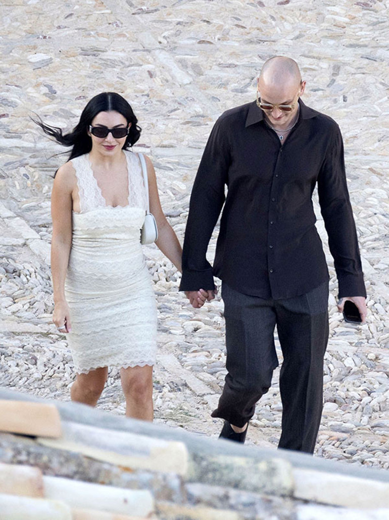 Ünlü şarkıcı müzisyen kocasıyla ikinci kez evlendi: Bir beyaz elbise yeter