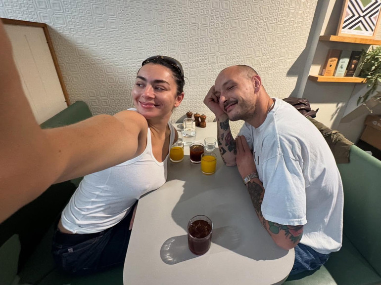 Ünlü şarkıcı müzisyen kocasıyla ikinci kez evlendi: Bir beyaz elbise yeter