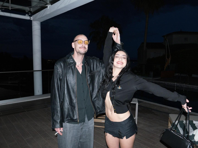 Ünlü şarkıcı müzisyen kocasıyla ikinci kez evlendi: Bir beyaz elbise yeter