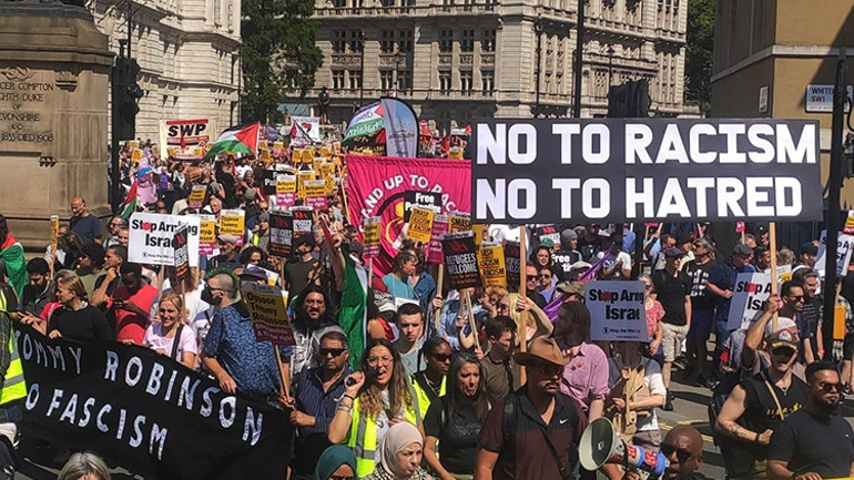 Londra’da gergin gün: Aşırı sağcı gösteriye 100 binden fazla kişi katıldı, çatışmalar yaşandı