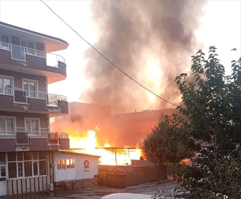 Üzümlü Mahallesi'nde fabrika çevresinde söndürme çalışmaları