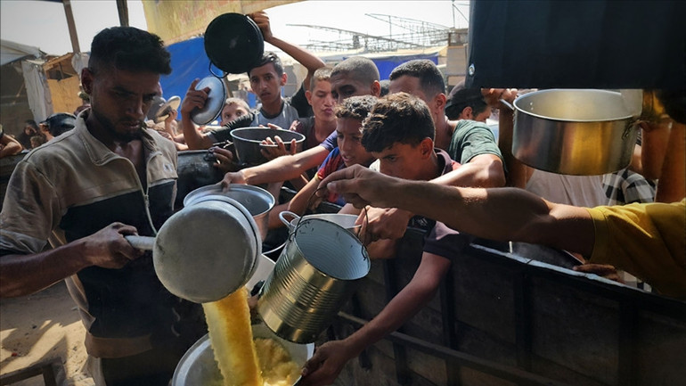 Gazzede açlıktan ölümler devam ediyor: İsrailin yeni sürgün planı Gazzenin ayakta kalan son binaları hedefte