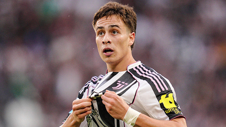 Kenan Yıldız Juventus formasıyla mücadele ederken