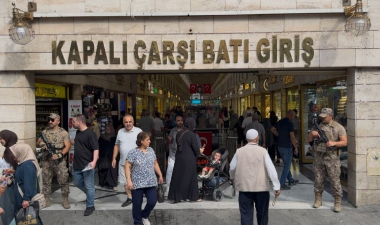 Çarşı içinde devriye gezen polis ekipleri