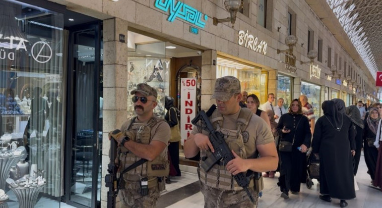 Kapalıçarşı girişinde bekleyen özel harekat ekipleri